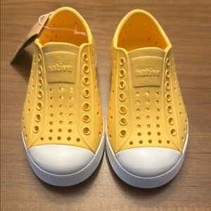 NWT Native Jefferson kids sz 9 Pineapple yellow Slip-On Sneakers Lightweight